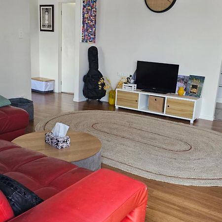 This Fabulous, Single-Level 3 Plus 1 Small Room With Folding Sofa Home Оукланд Екстериор снимка