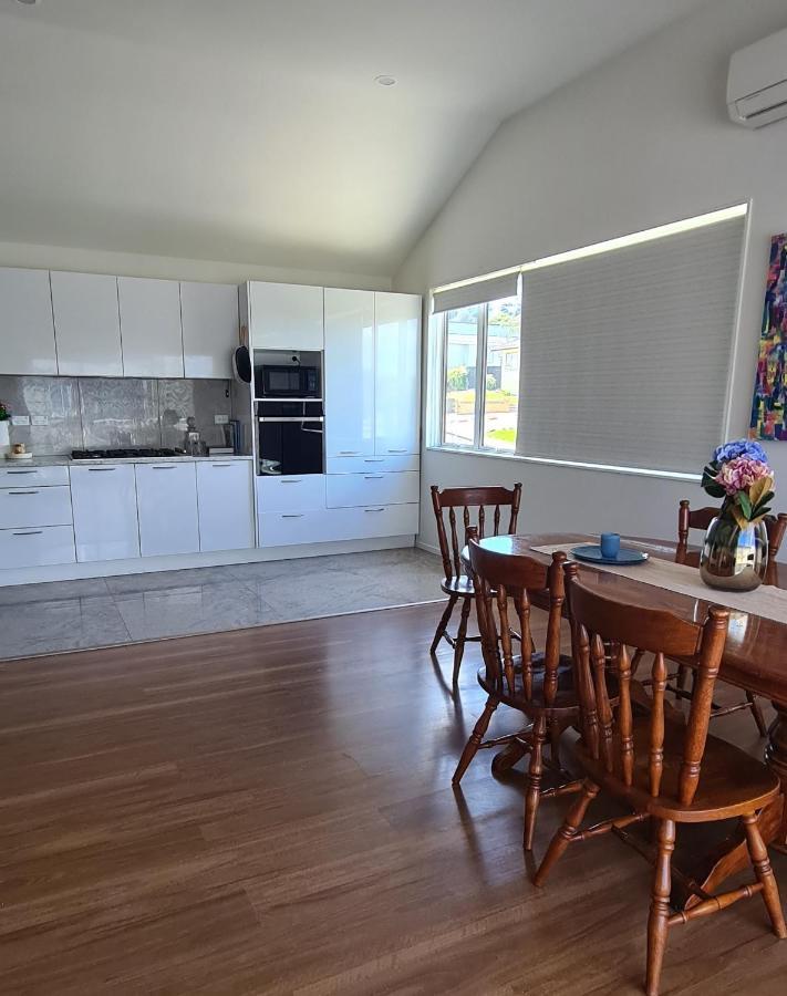 This Fabulous, Single-Level 3 Plus 1 Small Room With Folding Sofa Home Оукланд Екстериор снимка