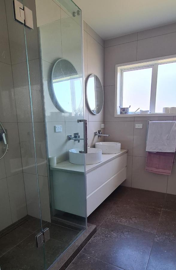 This Fabulous, Single-Level 3 Plus 1 Small Room With Folding Sofa Home Оукланд Екстериор снимка