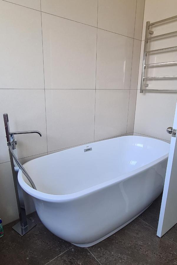 This Fabulous, Single-Level 3 Plus 1 Small Room With Folding Sofa Home Оукланд Екстериор снимка