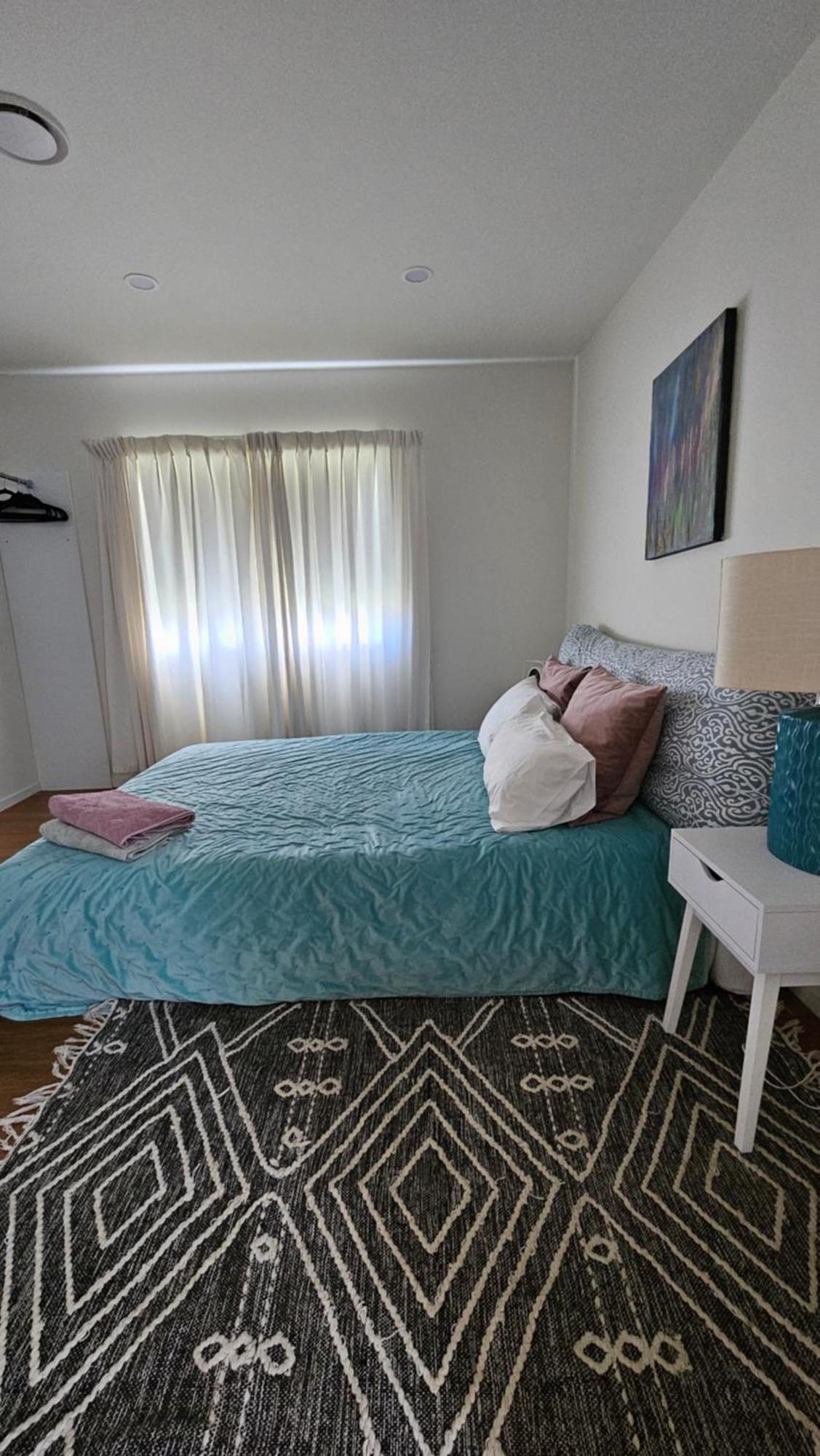 This Fabulous, Single-Level 3 Plus 1 Small Room With Folding Sofa Home Оукланд Екстериор снимка